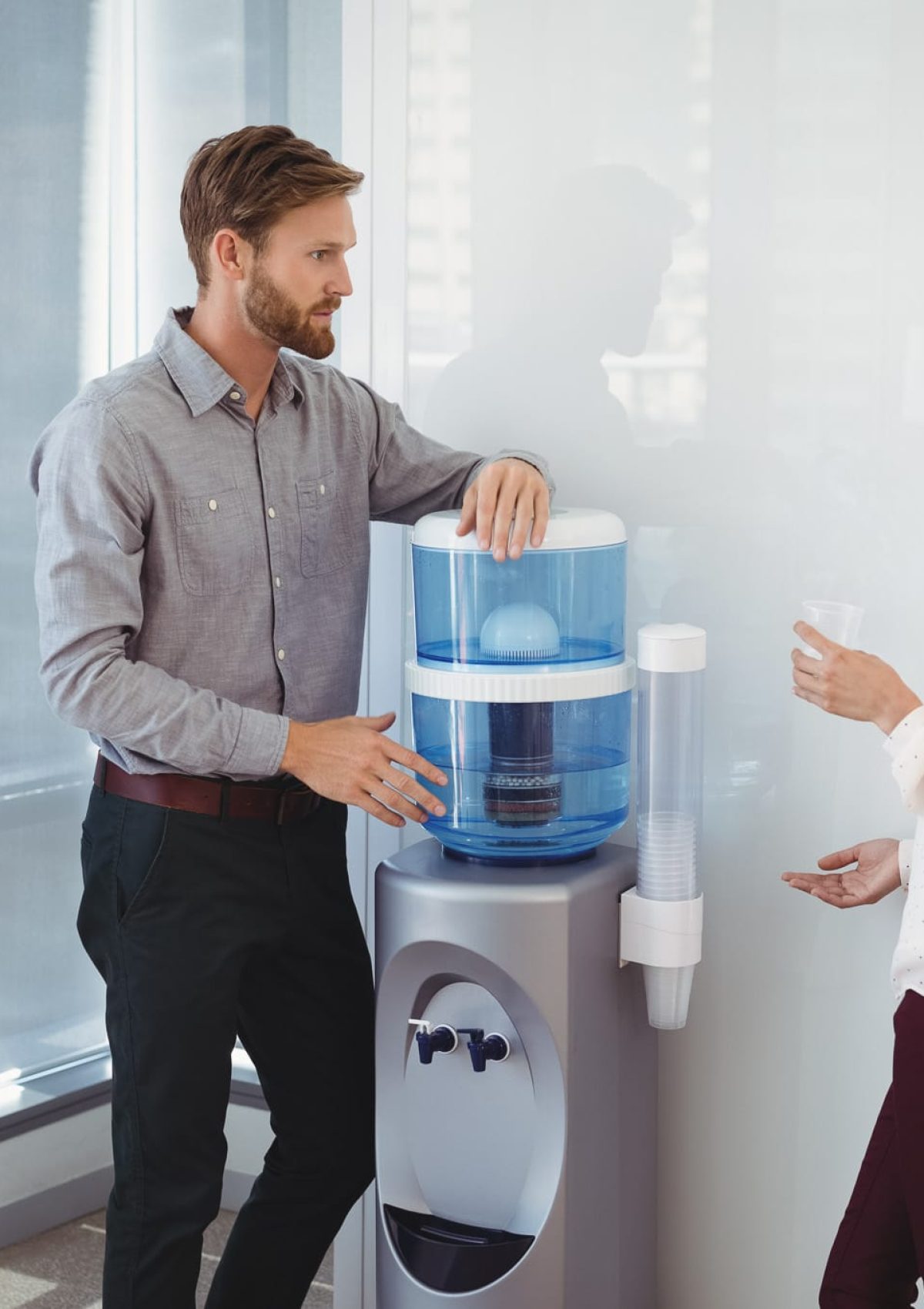Colleagues interacting while drinking water 975304
